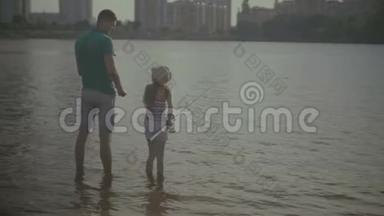 可爱的父亲和可爱的女儿在河边钓鱼
